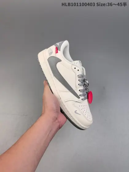 集合 福利 Louis Vuitton x Nike Dunk SB Low 路易威登x 耐克 SB 低帮 LV联名米白蓝 鞋身以米白色作为主色调,鞋面采用米灰色麂皮打造,搭配白色皮革框架覆盖层,使鞋款十分百搭,鞋舌绣标上以LV标志呈现,鞋身两侧的Swoosh Logo和后跟饰片均采用蓝色并以银色描边点缀,鞋舌是网眼布材料,增强了透气性,整体十分百搭.后跟Nike字样以白色刺绣妆点,鞋头处侧边LV标志蓝色刺绣点缀,后跟印有Louisf Vuitton蓝色字样,彰显联名身份;最后以白色中底搭配蓝色外底完善整体设计收尾. 货号:LV6188-005 编码:HLB101100403 半